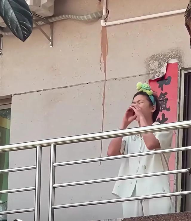 全红婵在老家被噪音吵醒，生气朝粉丝大喊：太吵了，你们快回去吧