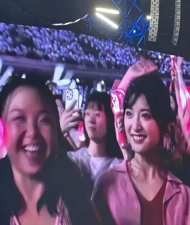 听个演唱会也能上热搜,美貌终于得到证实!果然美女是对比出来的