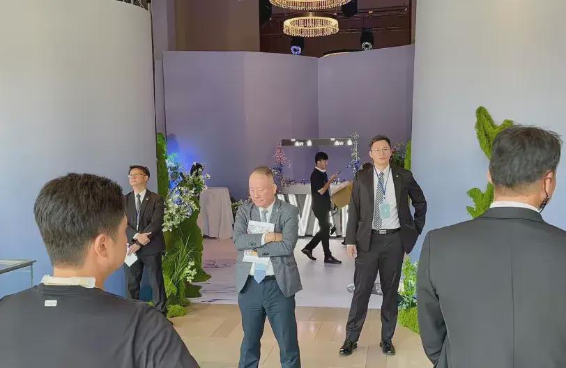 萧敬腾婚礼:林有慧戴千万钻戒,陈乔恩挺孕肚,贾静雯全家齐现身