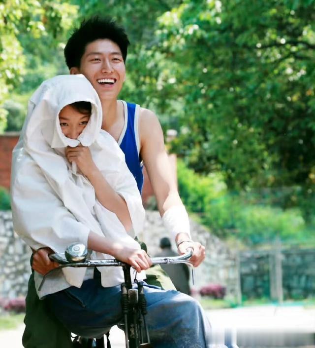 来看看两位型男男演员，行走的荷尔蒙男人味十足，演技精湛。