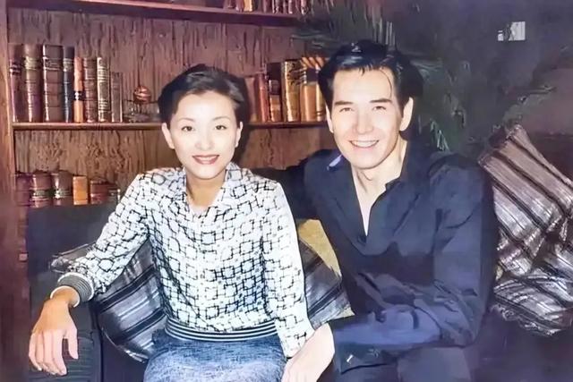 杨澜晒费翔合影,衬衫短发精神干练脸自信,男方高贵气质太吸引人