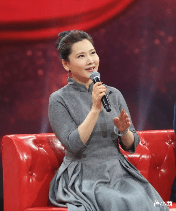 何赛飞罕见烫了羊毛卷发型,穿印花裙+丝巾亮相,60岁美出新高度