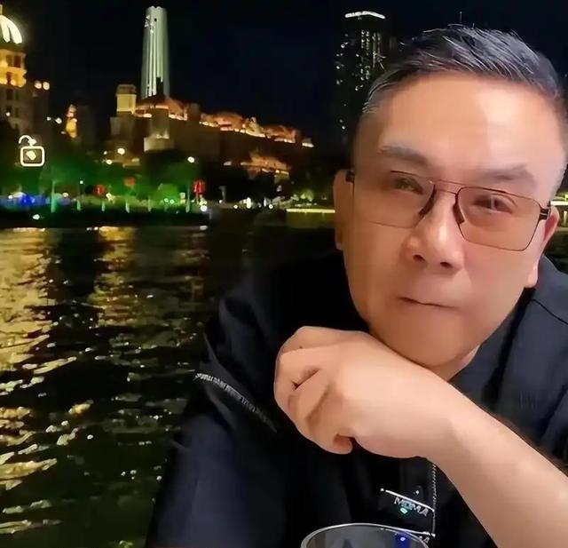 相声演员杨议：让情妇和原配“同吃同住”，还带着和父亲拍全家福