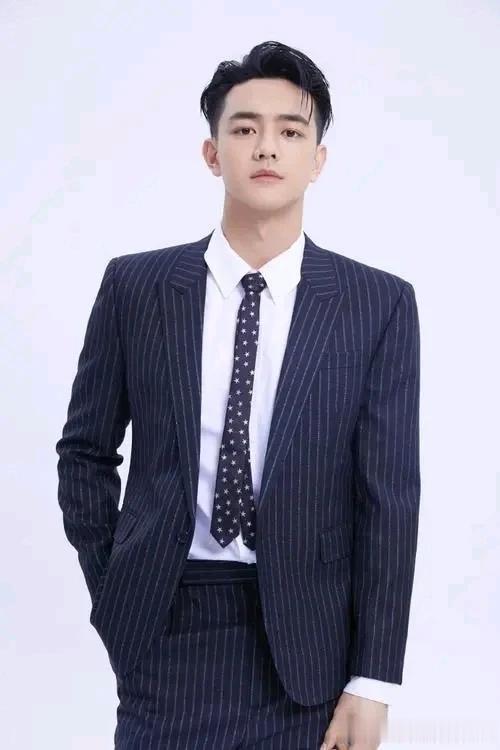 周大为阳光帅气迷人十足哦，小奶狗长相！