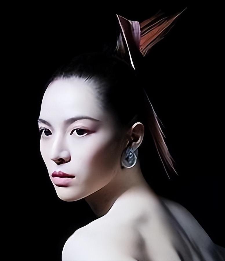 成龙“魔咒”有多“神”,抱过的女星难脱单,代言的品牌也都倒闭