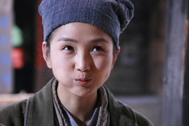 何洁一家五口泰国度假，38岁的她满头白发，两女儿颜值身高差太大