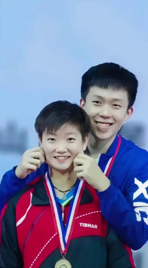 莎头两人的甜蜜互动,莎莎把小象抢走了,大头委屈巴巴地说:谢谢