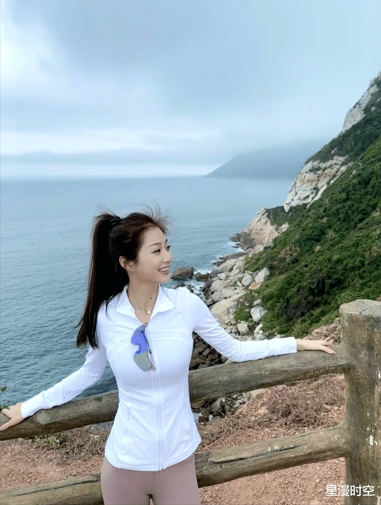 被冯琳元宵节造型美到了!灰蓝长裙高马尾仙气飘飘,笑容甜美治愈