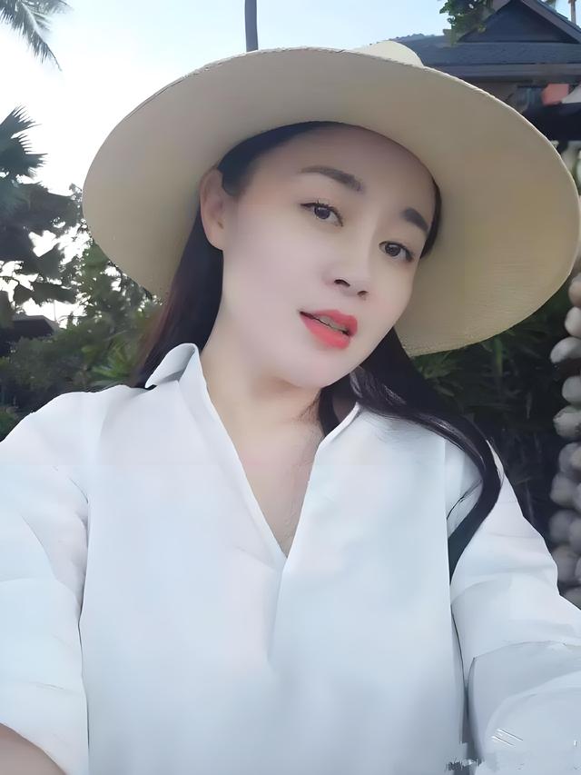 她是赵本山的“御用老婆”,从化妆师转行改做演员,41岁身价上亿