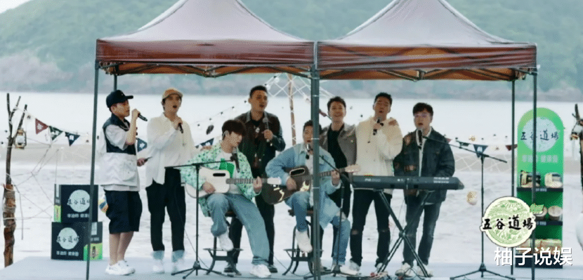 两位男星当众接吻?网友:太辣眼