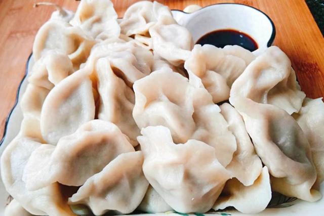 6月天气热,抓紧吃这菜,比黄瓜脆嫩比茄子鲜美,包饺子贼香