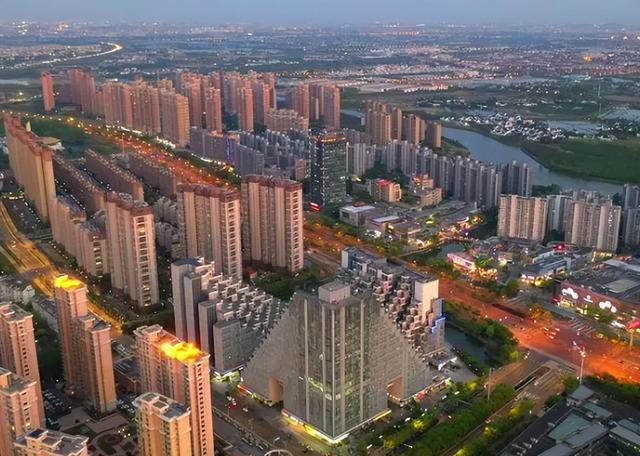 刘畊宏在苏州买一平1.5万的别墅,孩子在镇上读书,叹:比上海好