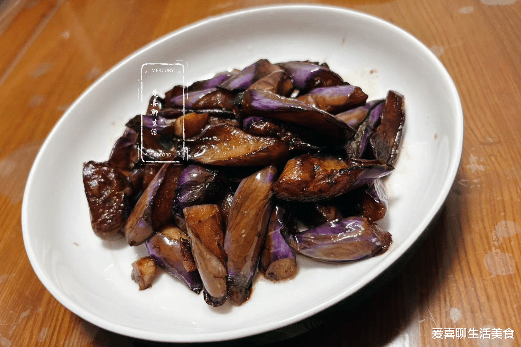 茄子直接炒就错了，难怪硬邦邦不入味，教你一招，香滑软嫩不吸油！