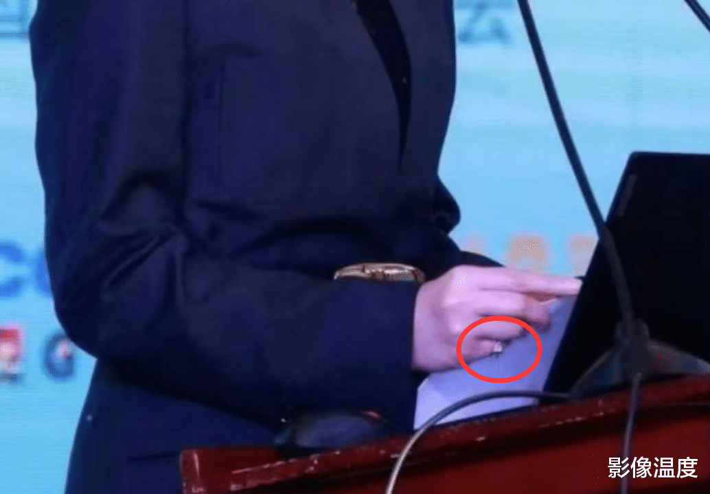 宗馥莉上海罕见公开露面：送别父亲后首次出席活动，人很瘦弱变得更美