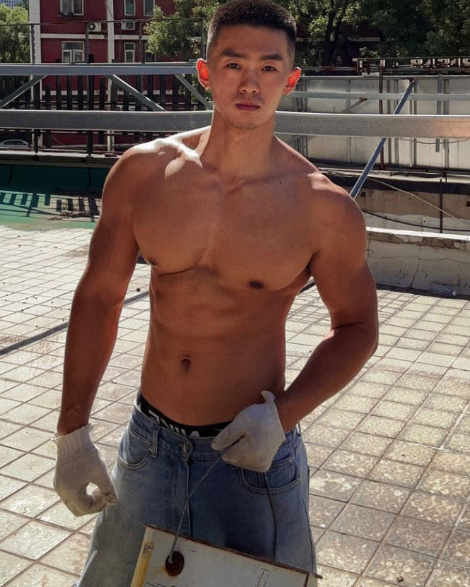 健身小哥身材犯规，光膀子卖炭火烤肉，麒麟臂抢镜