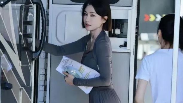 衣服也遮不住秦岚骨子里散发出的性感！