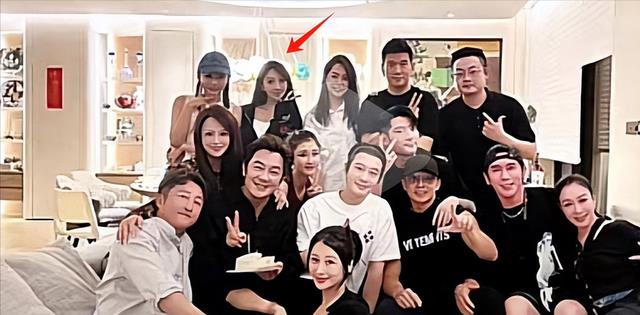 上海这夜,黄晓明因一张照片,沦为了整个娱乐圈笑柄