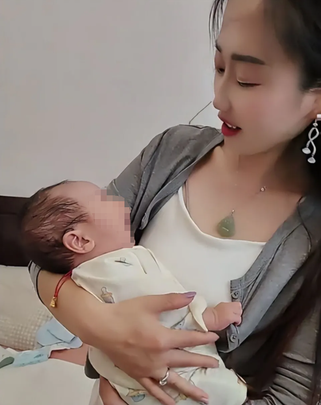 大衣哥两任儿媳对比：陈亚男商海浴血奋战，陈萌穿金戴银显优雅！