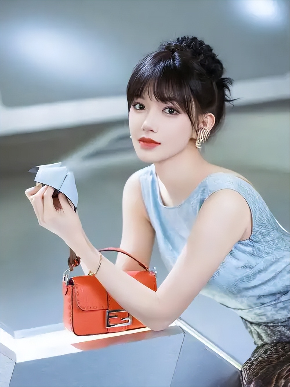 程潇穿深蓝星光裙飘渺梦幻 宛如人鱼精灵踏海而来