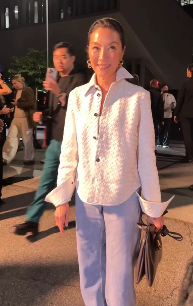 郭晶晶烫了卷发看秀,舒淇穿红色尖头鞋很娇俏,杨紫琼也来看秀!