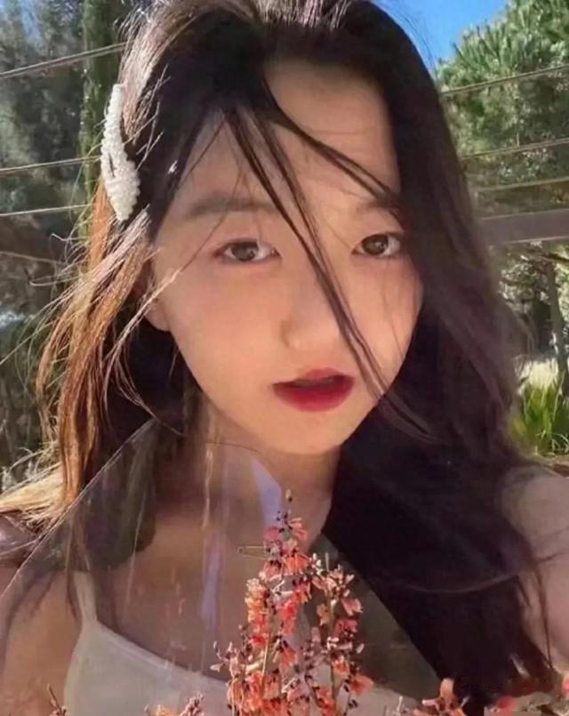 18岁李嫣近照曝光!嘴唇疤痕全消失,气场强大身材高挑,特像王菲