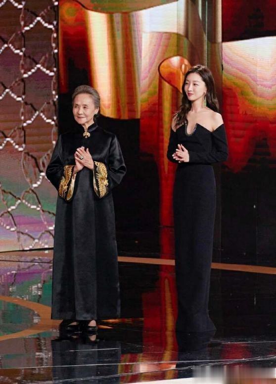 吴彦姝是我见过最端庄的“老年奶奶”:发盘起、裙过膝,真优雅