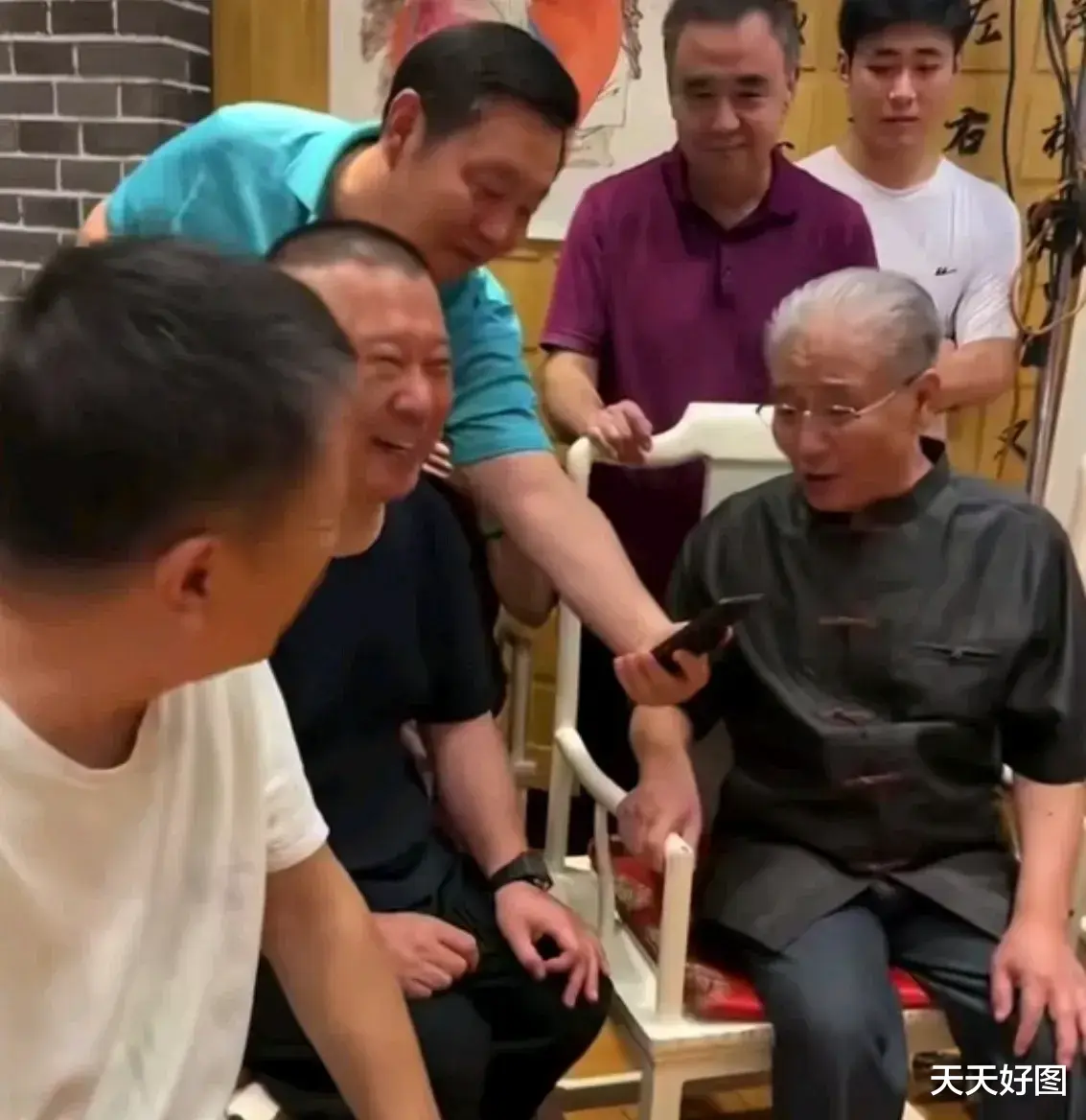 相声泰斗马志明80大寿,郭德纲座上宾到场祝贺,杨家人缺席遭口舌