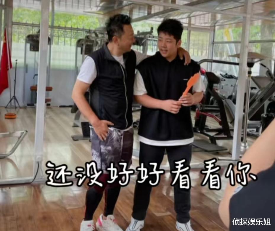 郭涛端午携儿子送祝福,17岁石头长成单眼皮帅哥,满身腱子肉抢镜