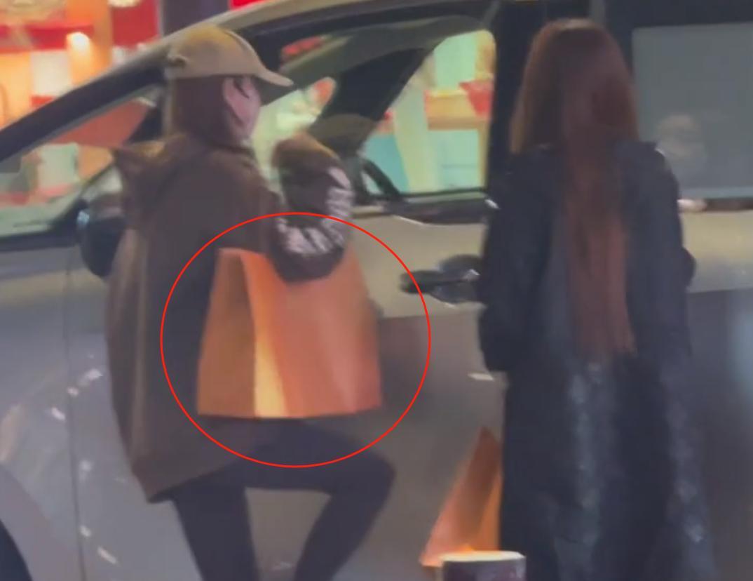 偶遇杨颖逛金店!背50万包包买一大袋黄金,小海绵紧牵妈妈好乖巧