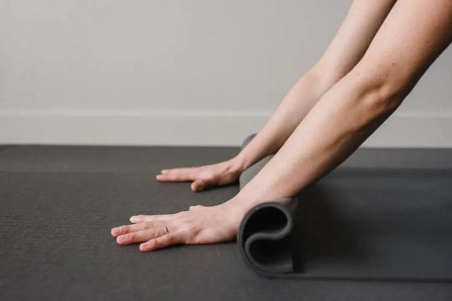 瑜伽人每天必练的体式，体式虽简单，但塑形效果很好！
