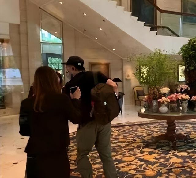 46岁陈键锋发自拍吓坏网友!毛孔粗大还肥胖变形!像个糟老头子