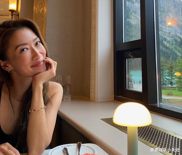 谢婷婷庆祝42岁生日,4岁女儿Sara长得好壮实,母女捧鲜花庆生