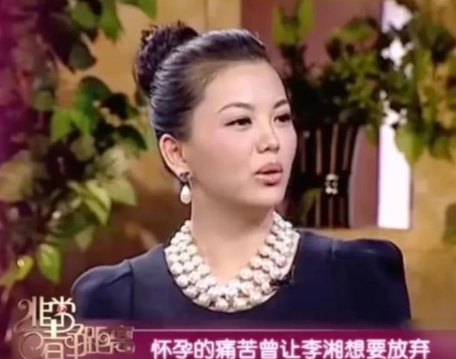 李湘携女儿回北京，深山内拜访艺术大师，合影曝光王诗龄很谦卑