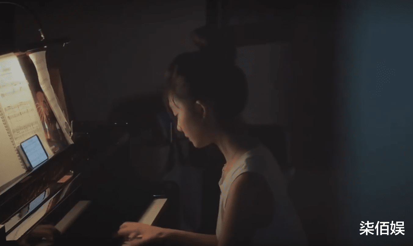 孙莉晒一家五口日常,多多减肥后身材曝光,全身暴瘦手背青筋明显