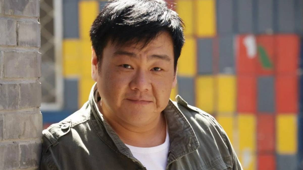 演员张立威告别仪式，无儿无女亲友为他送行，骨灰花葬回归自然