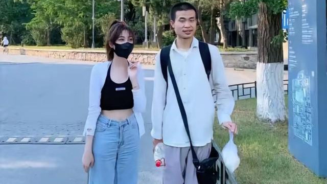 韦东奕和小清新女生同框，嘴角露出一丝微笑，网友在评论区喊话