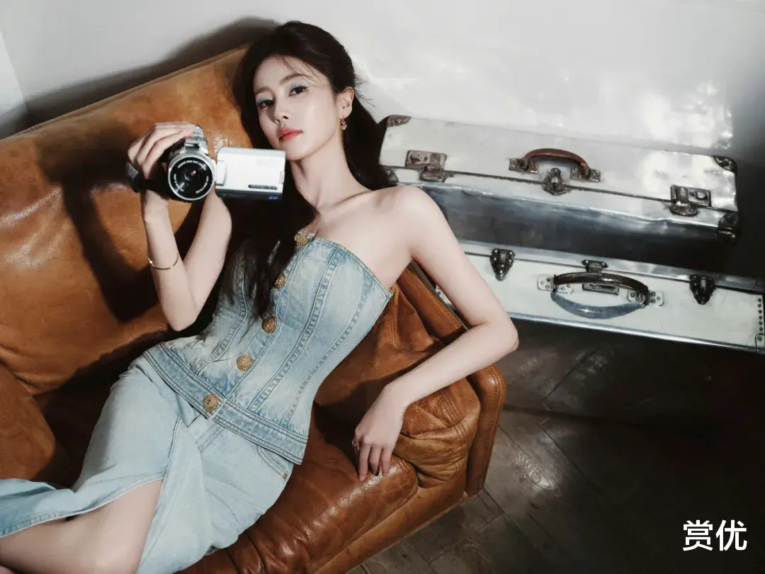 白鹿肤白似雪 长腿高跟