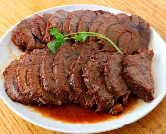 卤牛肉嚼不烂,不是卤的时间不够,放入这5种料,牛肉软嫩好吃
