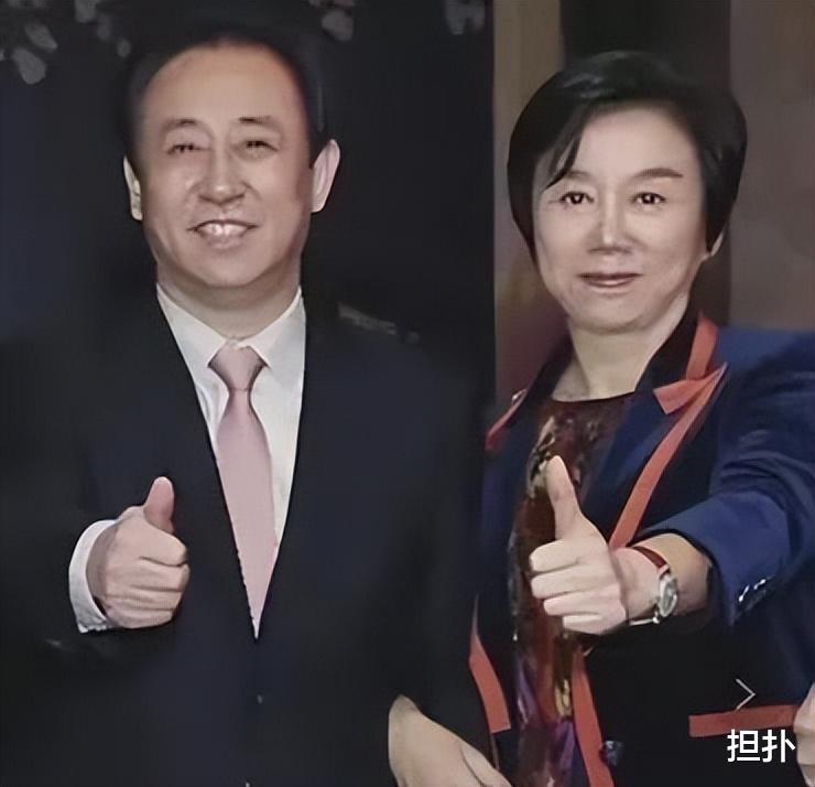 丈夫许家印被捉了，几百亿分红被她带走了，丁玉梅才是最后赢家