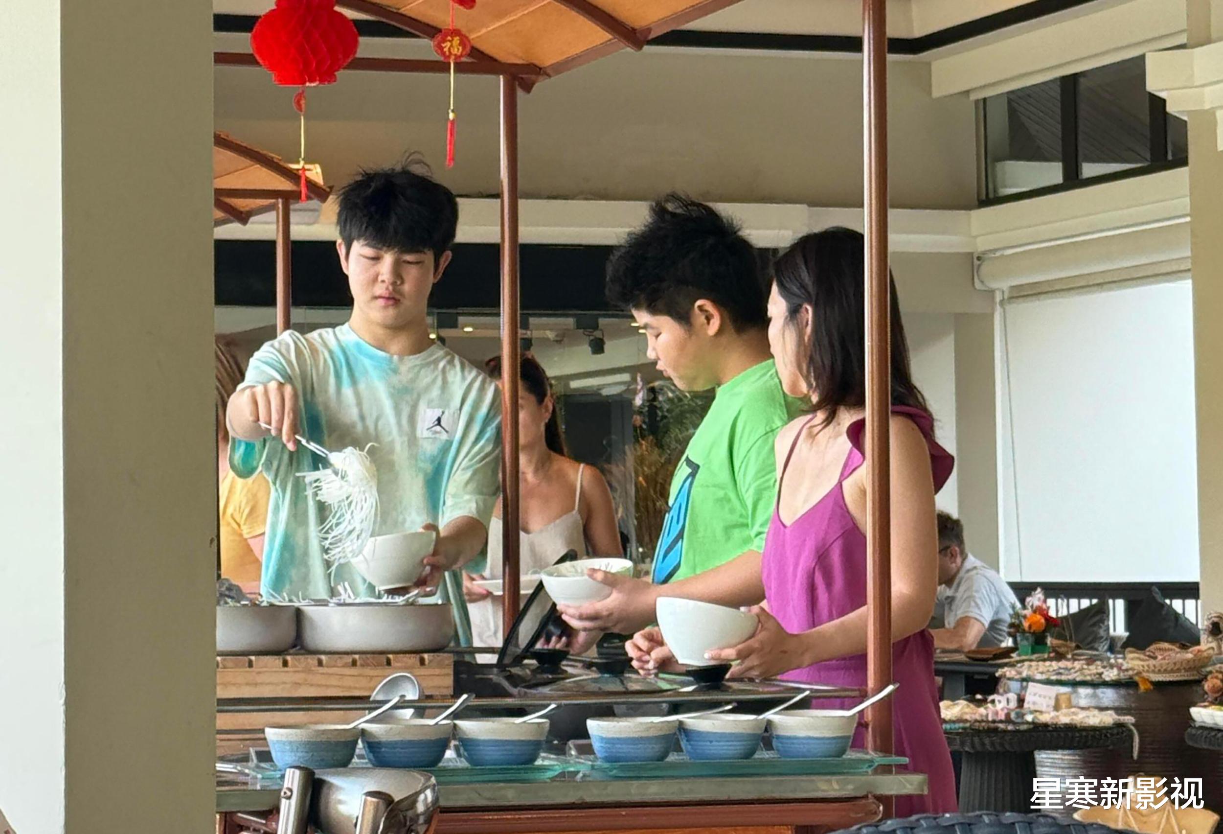 沙溢胡可泰国过年被偶遇，夫妻俩都很瘦，两个儿子肉嘟嘟超可爱！