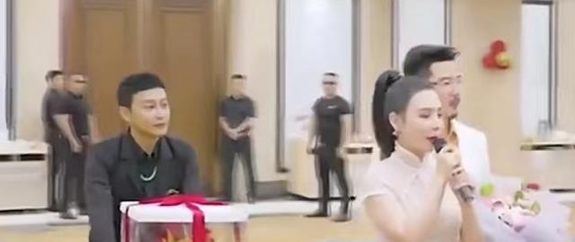 过气明星有多惨？农村走穴，摆摊还债，而他哭穷：卡里只剩100万