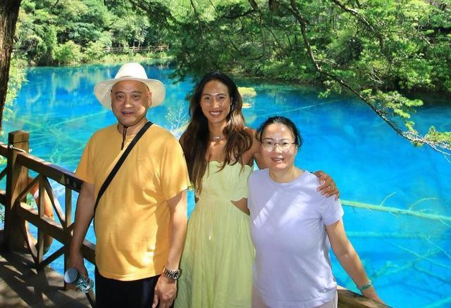 郑钦文坐高铁回京被偶遇，和众多粉丝合影没架子，一身穿搭20多万