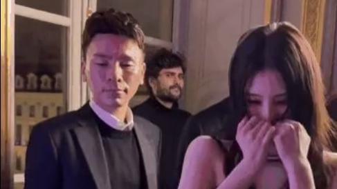 韩星韩素希当众举止异常，五官不受控表情怪异，被质疑精神不正常