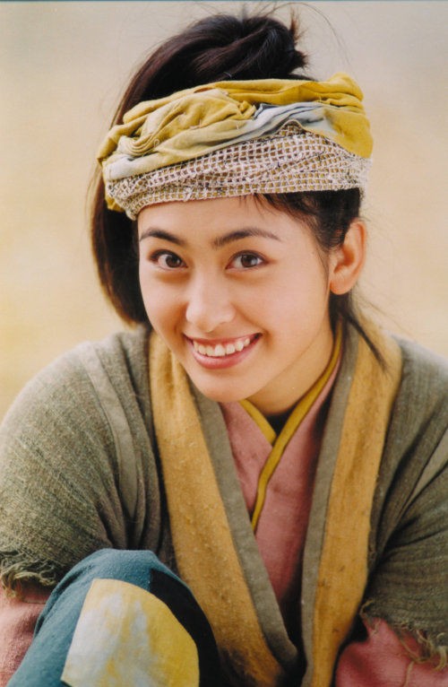 她是回族第一美女,16岁恋张铁林,与吴京传绯闻,后嫁大23岁丈夫