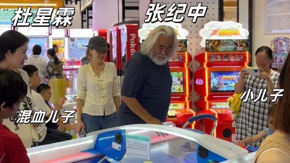 73岁张纪中带孕妻逛街，大女儿比娇妻大四岁，五个孩子三个妈