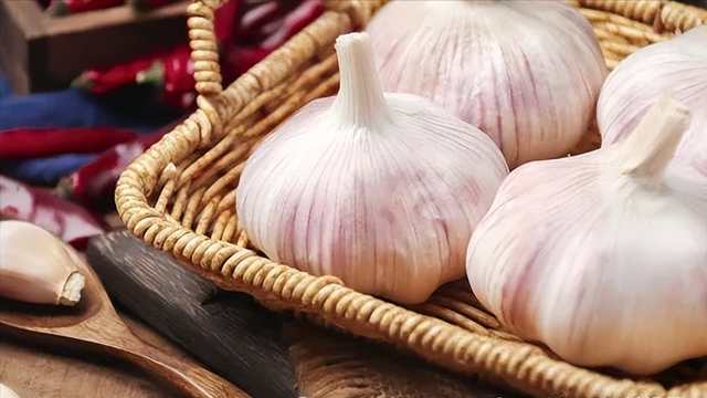 买大蒜时，白皮的好还是紫皮的好？老蒜农说了实话，以后别买错了