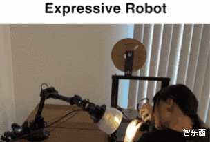 苹果造了个高情商台灯机器人!能点头哈腰、眉飞色舞