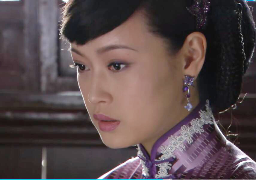 当年看《倚天屠龙记》就觉得她好美，奈何70后美人太多，她没红起来