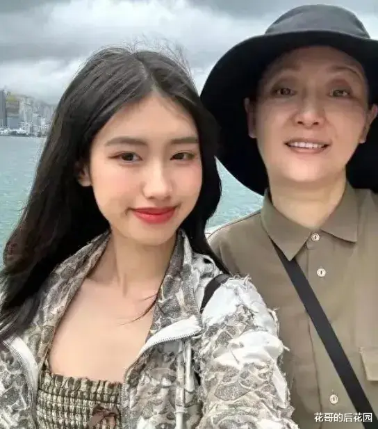 徐朵晒合照为妈妈庆生,徐帆亲吻丈夫爱意十足,我才知道,原来他们竟然是夫妻!