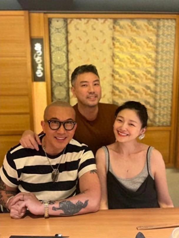 汪小菲晒亲子时光，女友与女儿齐出镜，玥儿含胸驼背表情闷闷不乐